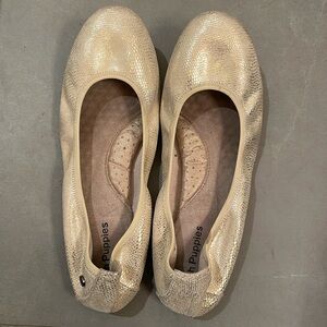 Hush Puppies - women’s size 9.5 gold flats